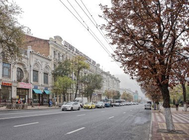  Sokak Bolshaya tren sisli sonbahar. İşçiler t yeniden