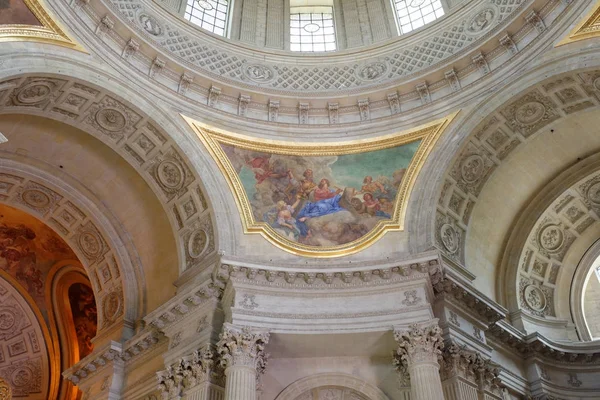 Внутренняя роспись собора Святого Людовика Инвалидного — стоковое фото
