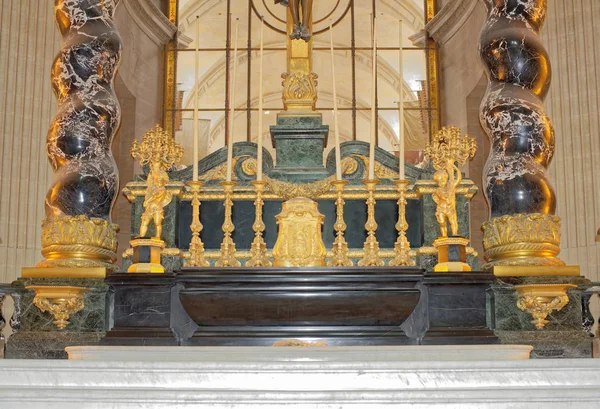 Het interieur van de Invalides.Altar van de kathedraal St. Louis van de — Stockfoto