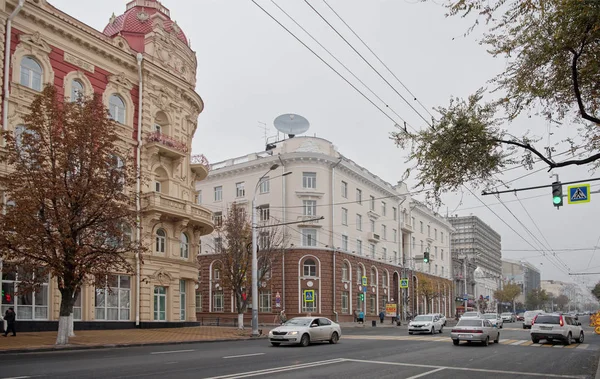 Gatan Bolshaya Sadovaya dimmiga hösten. Arbetstagare rekonstruera pa — Stockfoto