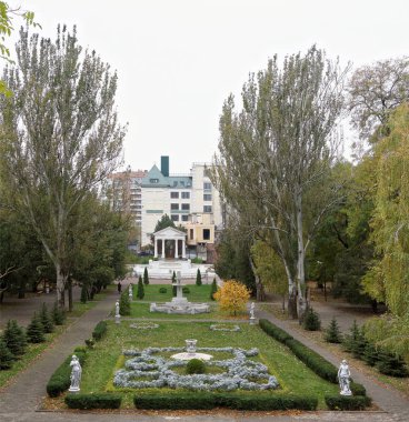   Çiçek yatak sonbaharda Gorki Park heykeller 
