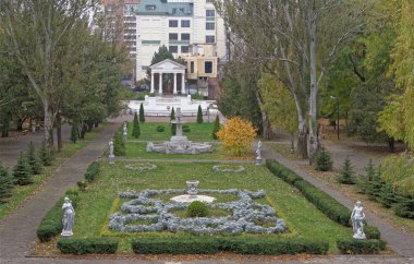  Çiçek yatak sonbaharda Gorki Park heykeller 