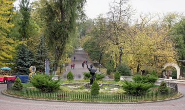 Yayalar Gorki Park boyunca sonbahar günde yürümek.