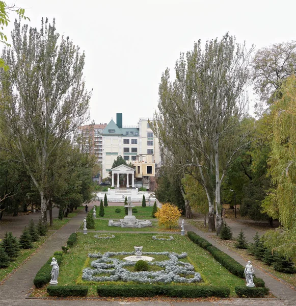 Camas de flores con esculturas en Gorky Park en otoño — Foto de Stock