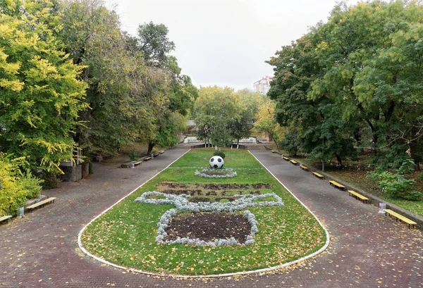 Klomby z rzeźby w Parku Gorkiego w jesieni — Zdjęcie stockowe