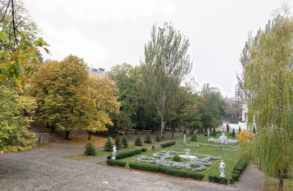 Camas de flores con esculturas en Gorky Park en otoño — Foto de Stock