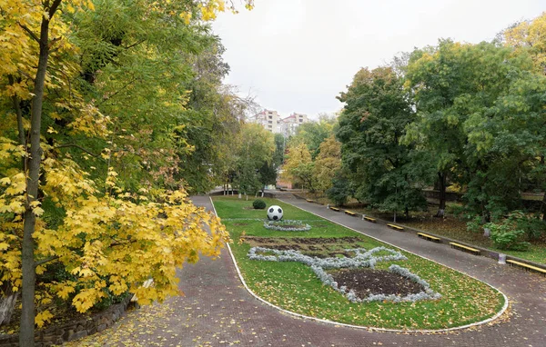 Letti di fiori con sculture nel Gorky Park in autunno — Foto Stock