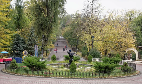 Los peatones caminan a lo largo del Parque Gorky en el día de otoño — Foto de Stock