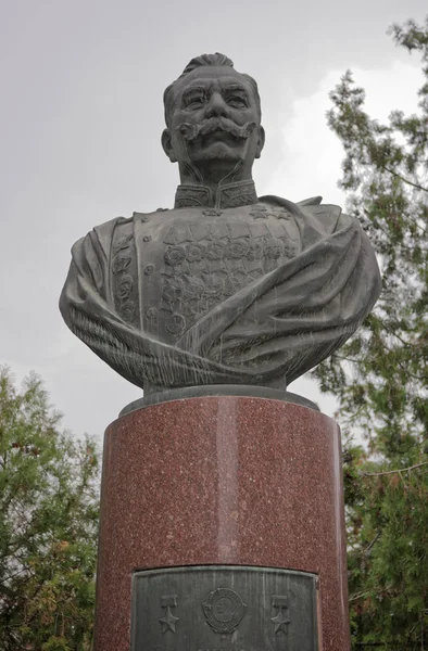 Памятник Семену Буденному на Пушкинской улице осенью — стоковое фото
