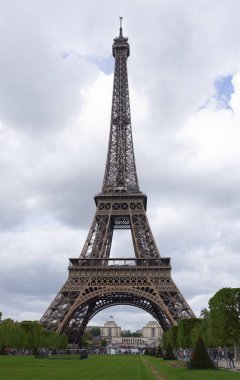 Champ de Mars Eyfel Kulesi'nden manzara. Yakın tou yürümek