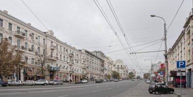  Yayalar ve arabalar Budenovskiy Avenue hareket ediyor