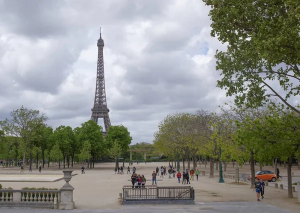 Uitzicht op de Eiffeltoren uit de Champ de Mars. In de buurt lopen tou — Stockfoto