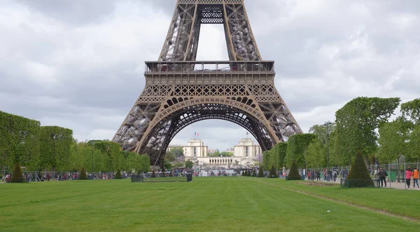Blick vom Champ de mars auf den Eiffelturm. in der Nähe zu Fuß tou — Stockfoto