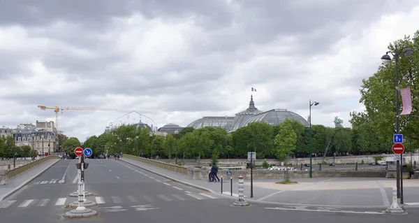 Vista del Pont des Invalides. En el puente hay peatones —  Fotos de Stock