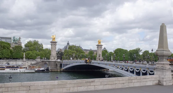 Vista del Pont Alexandre lll. En el puente hay peatones — Foto de Stock