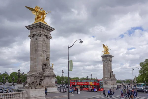 Kilátás a Pont Alexandre lll. A hídon a gyalogosok — Stock Fotó