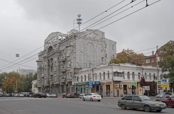 Rostov-on-Don, Rusia - 21 de octubre de 2017: Los peatones y los coches son — Foto de Stock