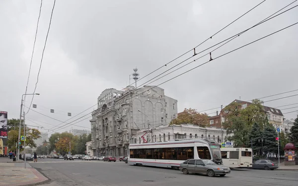 Fotgängare och bilar är på väg längs Budenovskiy Avenue — Stockfoto