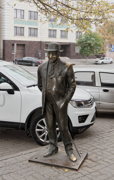  Памятник Ростовчанину. Скульптор Букке С.А. Расположен вдоль
