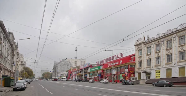 Voetgangers en auto's zijn bewegende langs Budenovskiy Avenue — Stockfoto
