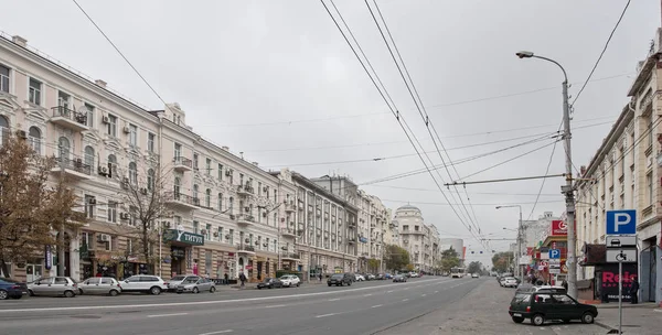 Yayalar ve arabalar Budenovskiy Avenue hareket ediyor — Stok fotoğraf