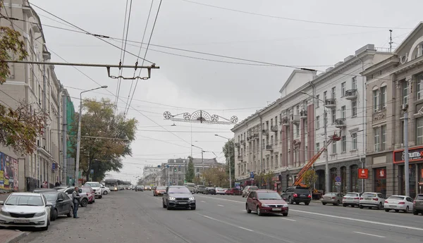 Voetgangers en auto's zijn bewegende langs Budenovskiy Avenue — Stockfoto