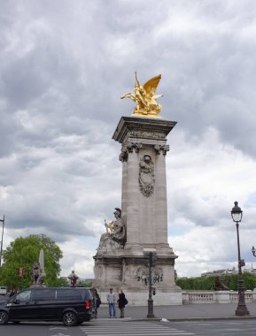  Pont Alexandre lll görünümünü. Köprüde yayalar olan bir