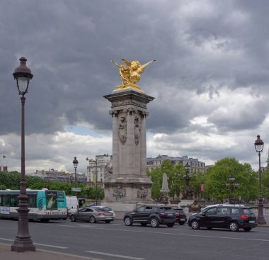  Pont Alexandre lll görünümünü. Köprüde yayalar olan bir
