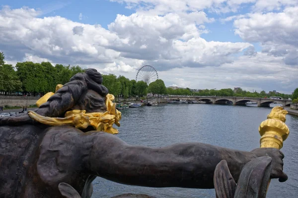 Zicht op de Pont Alexandre lll. Nimfen van de Seine — Stockfoto