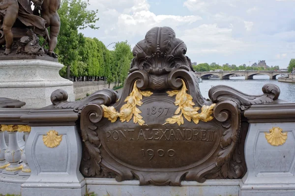 Zicht op de Pont Alexandre lll. Plaque, het heeft de datum 1897, w — Stockfoto