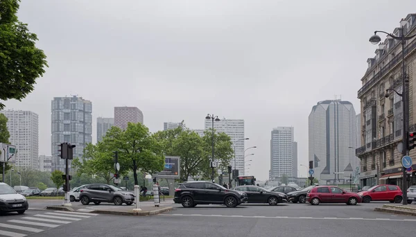 Transport och fotgängare är på väg längs Bulenvilliers Street — Stockfoto