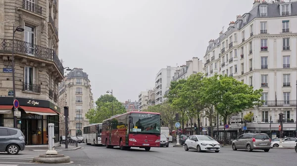 En la avenida de Versalles se mueven coches y peatones — Foto de Stock