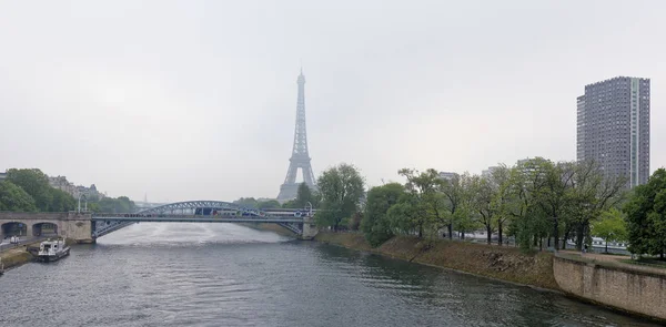 Vista del puente Grenelle. En el terraplén hay coches en movimiento. — Foto de Stock