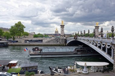  Pont Alexandre lll görünümünü. Köprüde yayalar olan bir