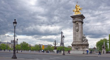 Pont Alexandre lll görünümünü. Köprüde yayalar olan bir
