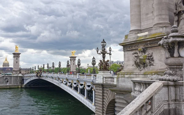 Zicht op de Pont Alexandre lll. Op de brug zijn voetgangers een — Stockfoto