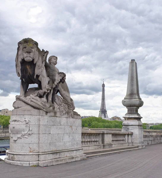 Brug Alexander lll. Llion standbeeld werd geproduceerd door Georges Garde — Stockfoto