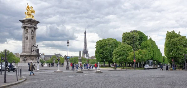 View of the Pont Alexandre lll. On the bridge are pedestrians a — Stock Photo, Image