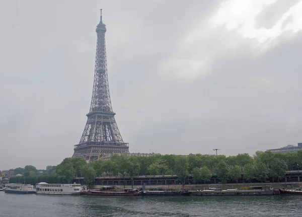 Vista del Puerto de Suffren y la Torre Eiffel. En el puerto th — Foto de Stock