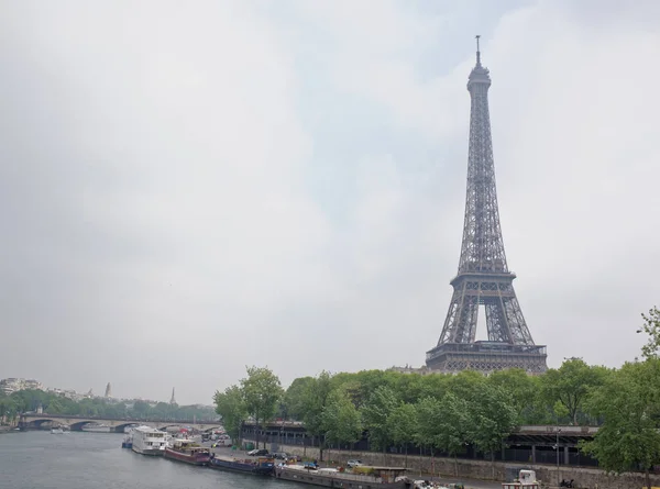 Vista del Puerto de Suffren y la Torre Eiffel. En el puerto t — Foto de Stock