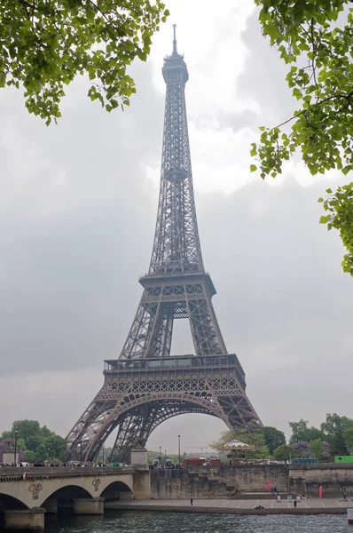 Vista del puente Jena y la Torre Eiffel. Alrededor del paseo a — Foto de Stock