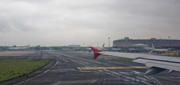 파리 샤를 드골 Airport.Workers 서브 항공기 — 스톡 사진