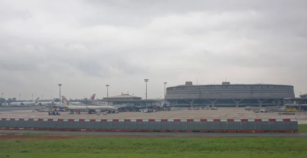 Airport.Workers Paříž Charles de Gaulle slouží letadla — Stock fotografie