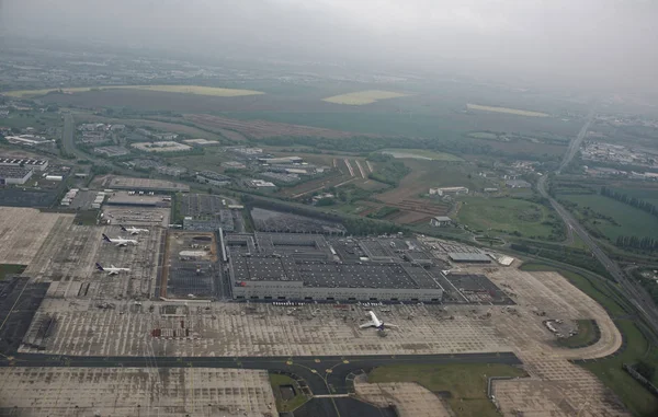 Parijs Charles de Gaulle Airport.View van vliegtuigen — Stockfoto