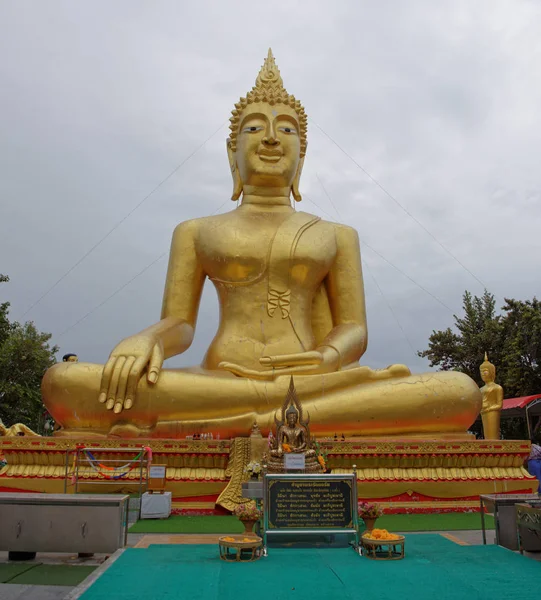 Golden Statue af Buddha i Wat Phra Yai, Den Store Buddha Tempel på - Stock-foto