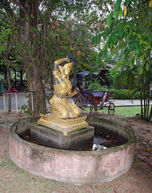 Eski terk edilmiş bir bahçe heykeli. Tayland