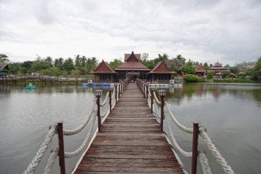   Lake parkta. Turist çay ve balık w bakmak