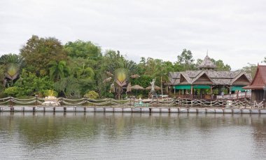  Lake parkta. Turist çay ve balık WA bakmak
