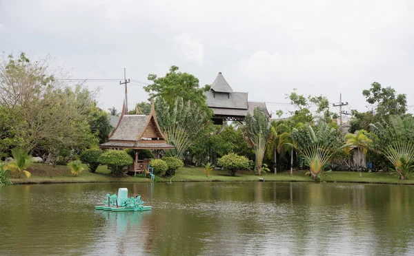 Lac dans le parc. Les touristes boivent du thé et regardent les poissons dans la wa — Photo
