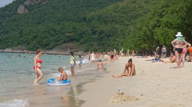   Sai Kaew Beach Sattahip-askeri Beach.People güneşlenmek ve swi